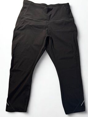 Women's Sleek High-Rise Run Capri
Leggings 21" - All in Motion Black M